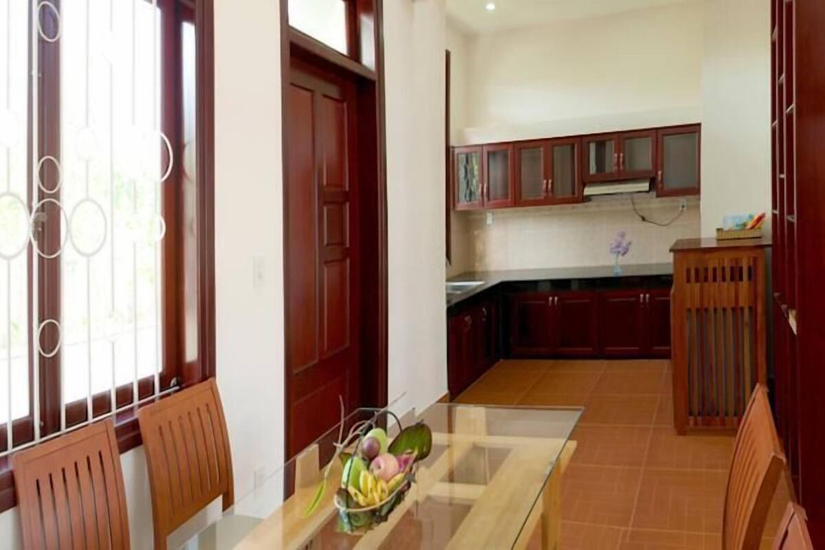 Una habitación de hotel con comedor, cocina y dormitorio.