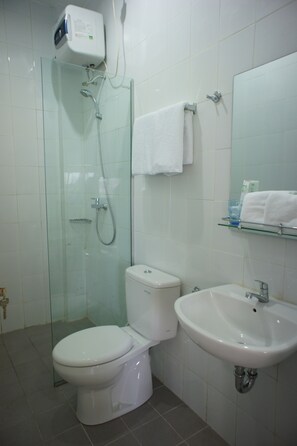 Shower, free toiletries, towels - Menteng House (Jakarta)