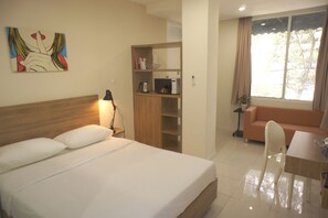 Minibar, desk, free WiFi - Menteng House (Jakarta)