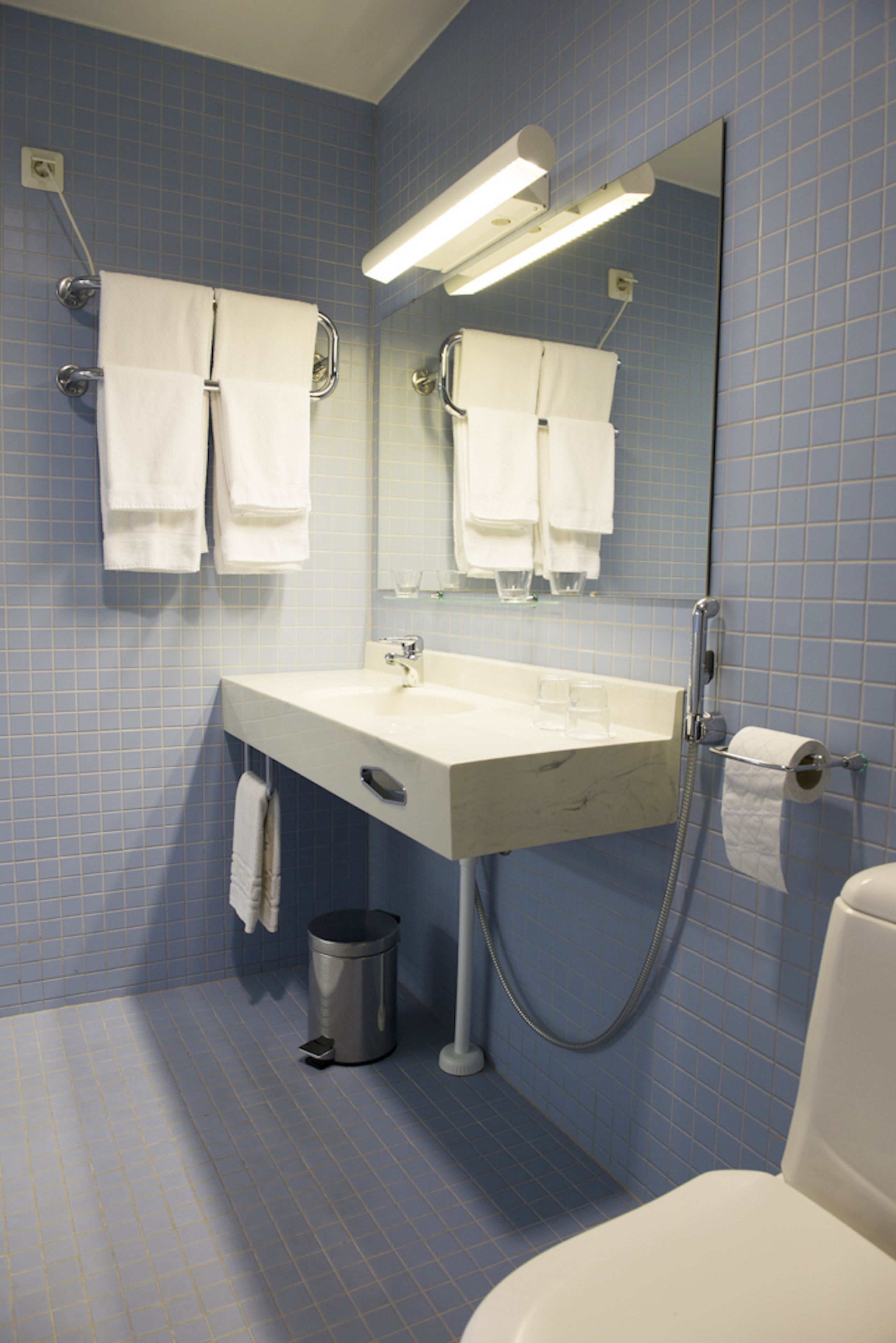 shower, free toiletries, bidet, towels