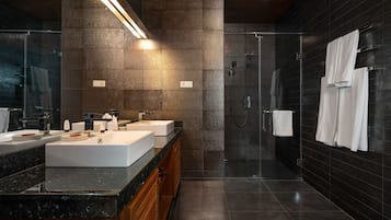 Deluxe-Zimmer, 1 King-Bett, Gartenblick | Badezimmer | Dusche, kostenlose Toilettenartikel, Haartrockner, Handtücher