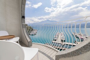 デラックス 4 人部屋 レイクビュー | デスク、ノートパソコン用作業スペース、遮光カーテン、防音設備