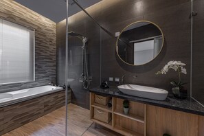 Bruser, brusehoved med hydromassage, hårtørrer, bidet