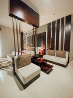 Ropa de cama de alta calidad, escritorio, wifi gratis y ropa de cama 