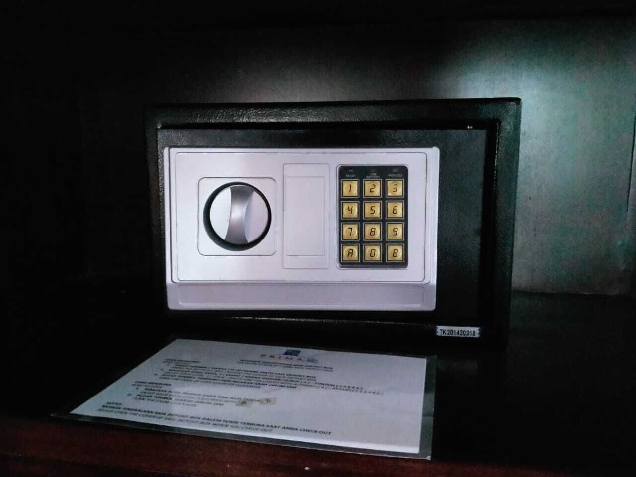 Een kluis met een keypad en een cijferslot.
