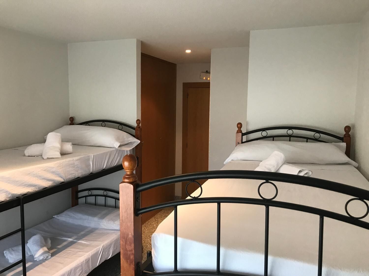 Een bureau, verduisterende gordijnen, gratis babybedden, extra bedden