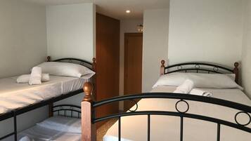 Een bureau, verduisterende gordijnen, gratis babybedden, extra bedden