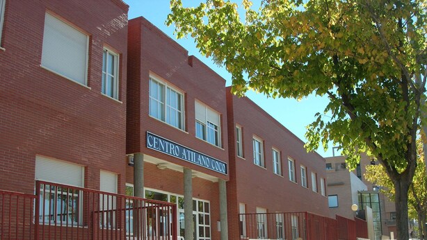 Un bâtiment en briques rouges sur lequel on peut lire l’inscription : « CENTRO ATILANO COCO ».