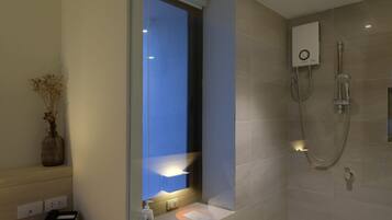 Douche, articles de toilette gratuits, sèche-cheveux, peignoirs