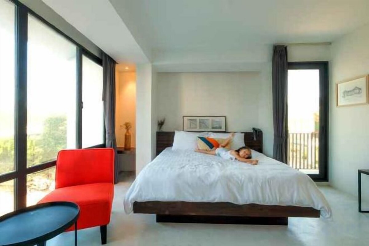 WiFi (free), bed sheets