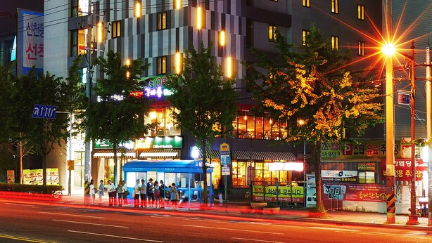 A modern hotel with a checkered facade and illuminated windows. - Ulsan City Hotel (Ulsan)