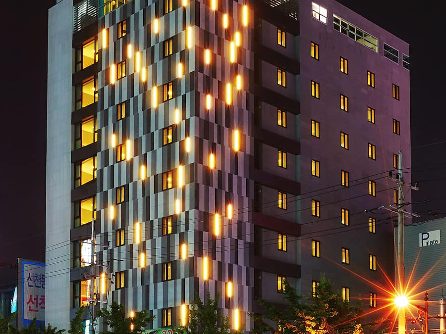 Fassade der Unterkunft – Abend/Nacht