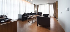 Sengetøy av topp kvalitet, skrivebord og blendingsgardiner