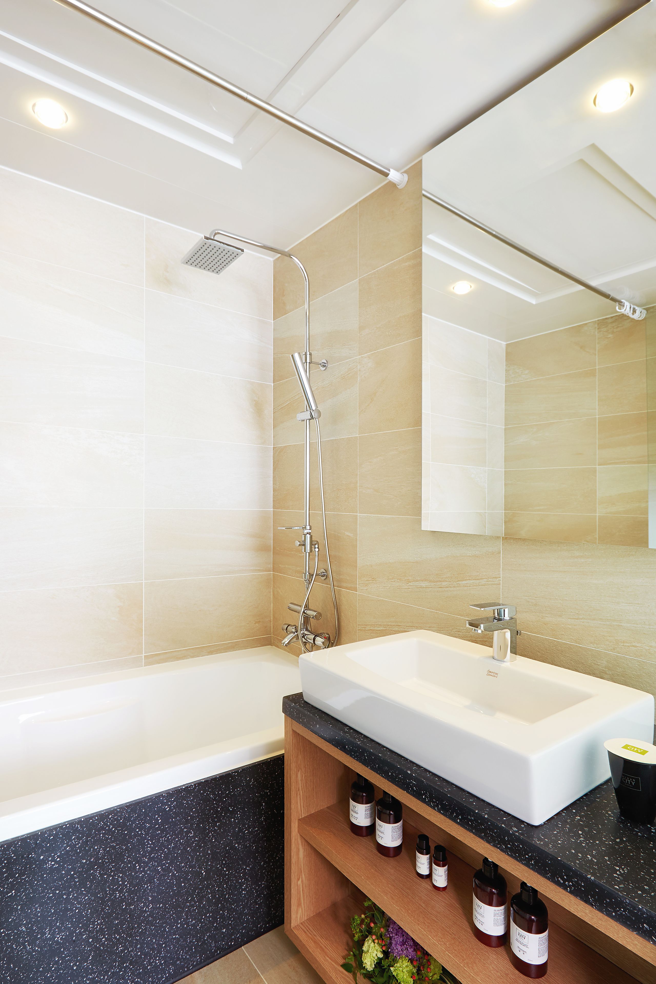 deluxe double room (a) | bathroom | free toiletries, hair dryer, bathrobes, slippers