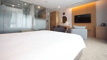 Phòng đôi Deluxe (A) | Bộ đồ giường cao cấp, bàn, màn/rèm cản sáng