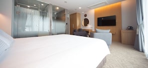 Kamar Double Deluks (A) | Seprai premium, meja kerja, tirai kedap cahaya, dan Wi-Fi gratis