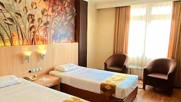 Economy Room | Peralatan tempat tidur premium, dihias secara berasingan, meja 