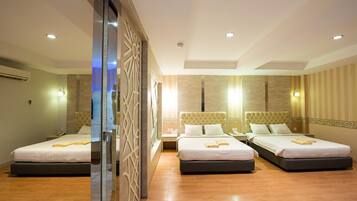 Family Room | Desk, blackout drapes, free WiFi