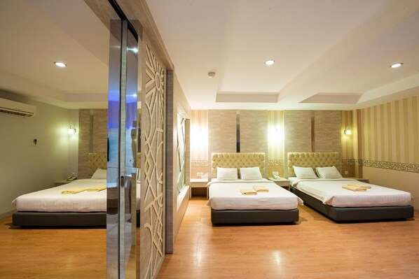 Desk, blackout curtains, free WiFi - Lovina Inn Penuin Hotel (Batam)