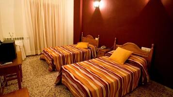 Escritorio, cortinas opacas, camas supletorias y wifi gratis