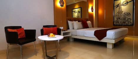 Suíte júnior, 1 cama King, para não fumantes | Roupas de cama premium, cofres nos quartos, individualmente decorados