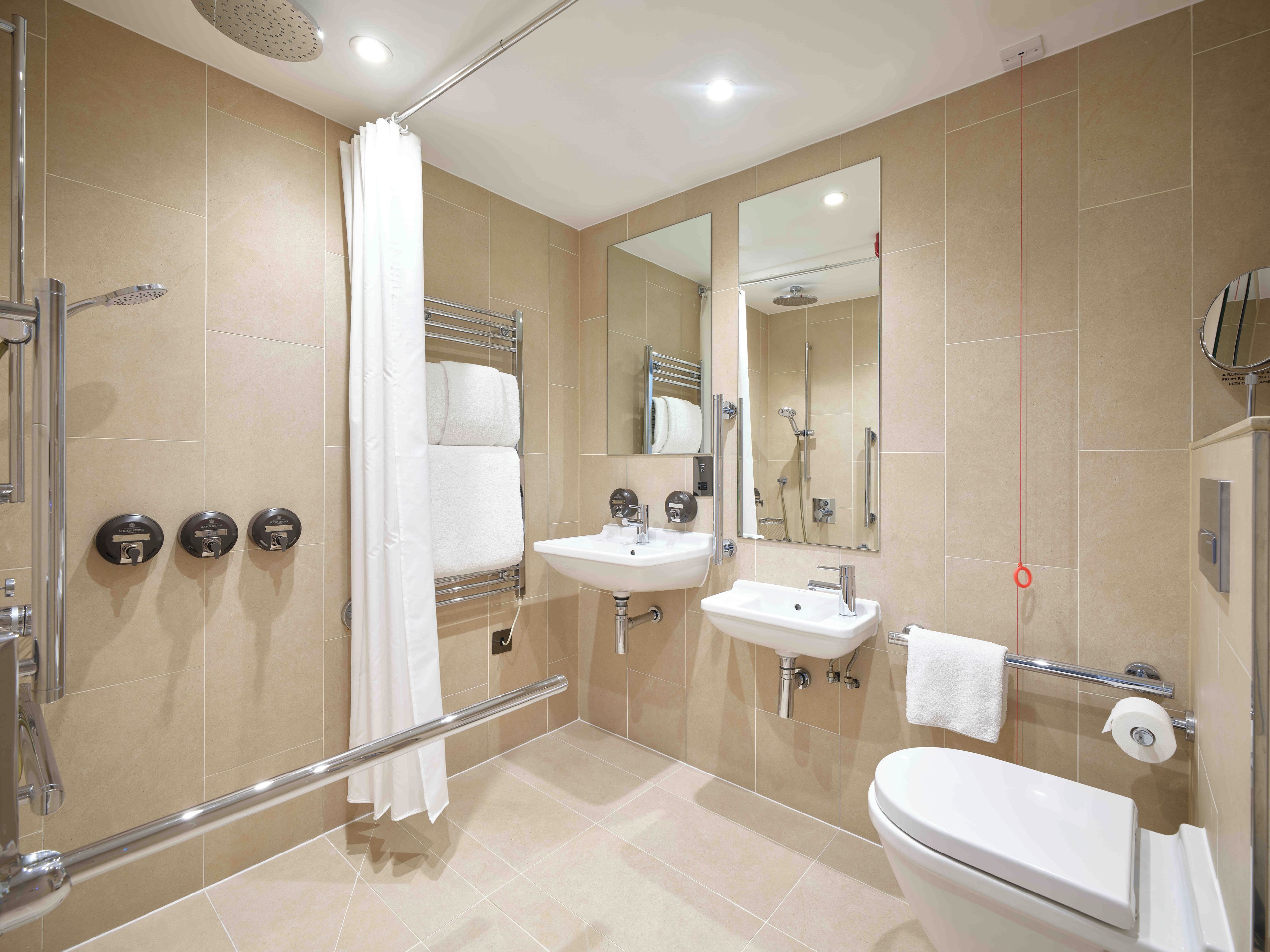 Une salle de bain moderne équipée d’une douche, de toilettes et d’un lavabo.