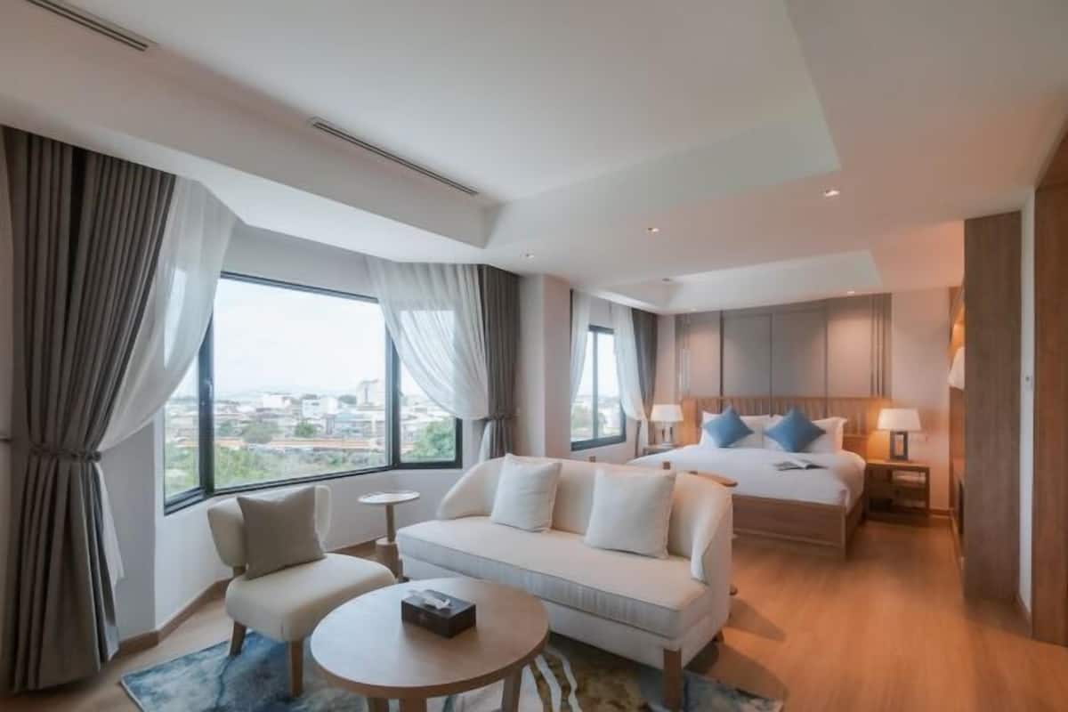 Minibar, in-room safe, desk, blackout drapes