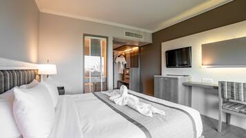 Superior Room | Minibar, in-room safe, desk, blackout curtains