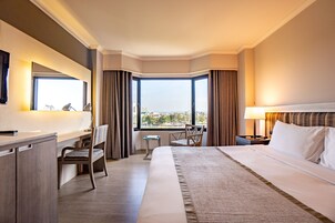 Superior Room | Minibar, in-room safe, desk, blackout drapes