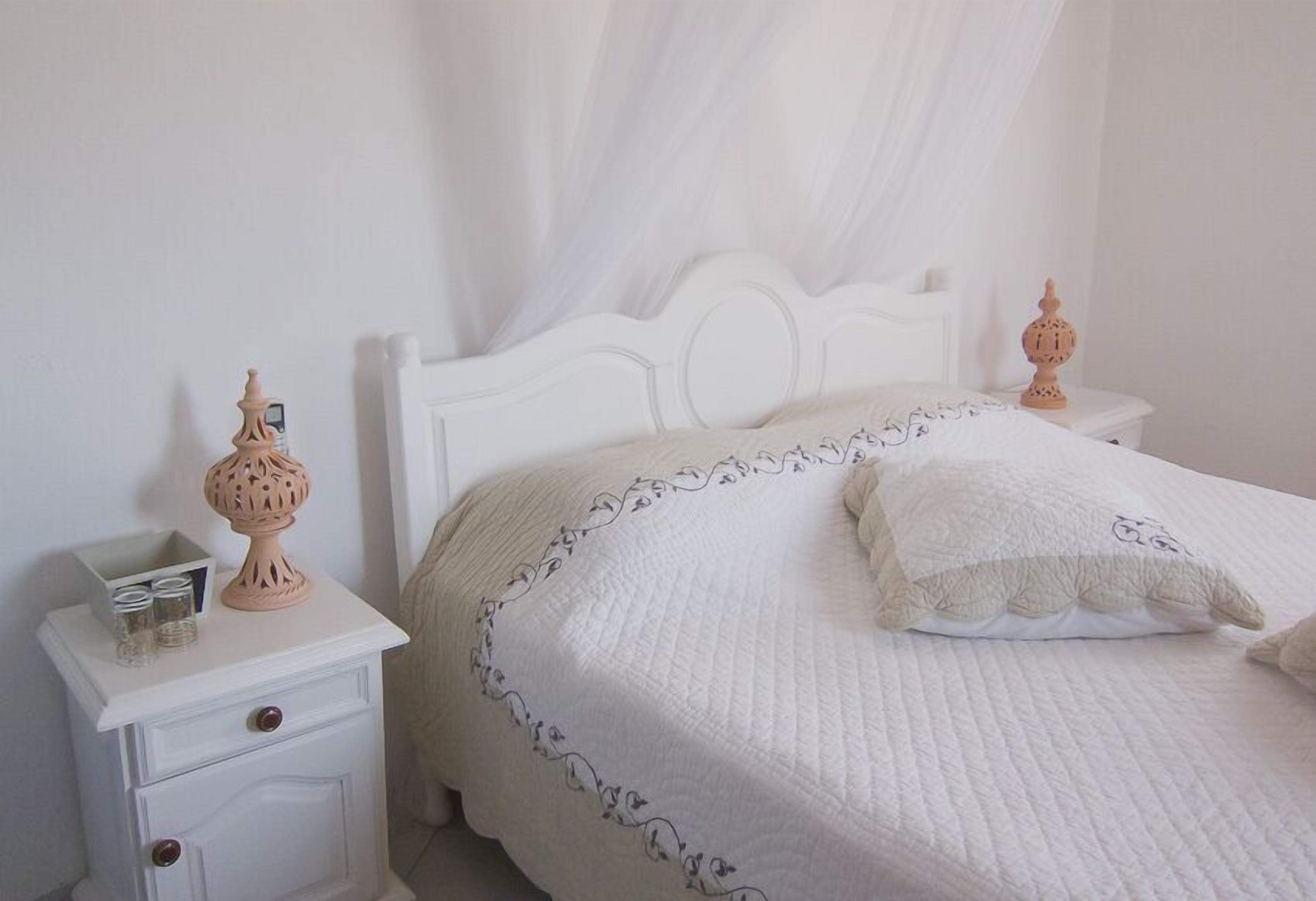 Room (Jasmin) | Blackout curtains, soundproofing, free cots/infant beds, rollaway beds