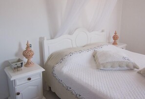 Room (Jasmin) | Blackout drapes, soundproofing, free cribs/infant beds, rollaway beds