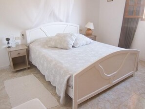 Room (Lys) | Blackout drapes, soundproofing, free cribs/infant beds, rollaway beds - Menzelcaja (Aghir)