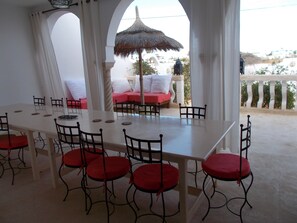 Lunch and dinner served, international cuisine