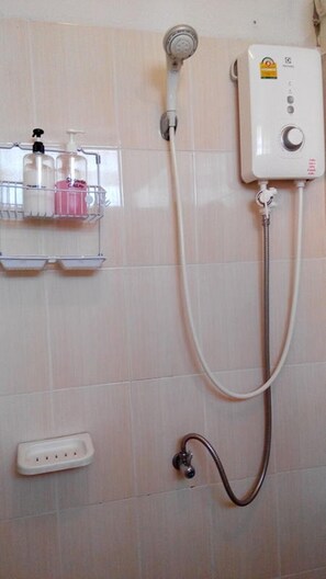 Bathroom shower - The Living Place 2 - Hostel (Chiang Mai)