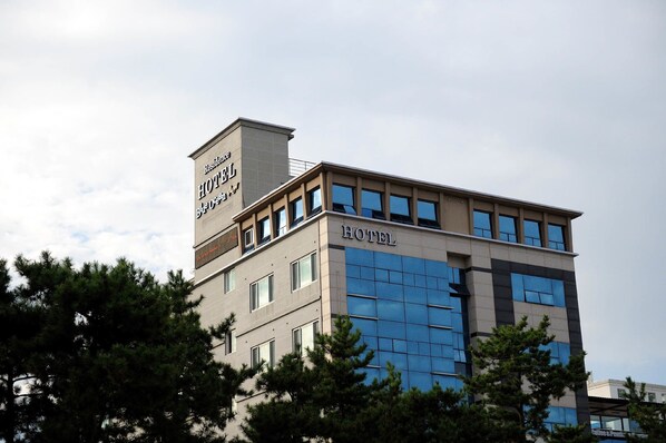 A modern hotel building with a prominent "HOTEL" sign on the facade, featuring a mix of glass and concrete materials. - Residence Hotel Blue Ocean View (Ulsan)