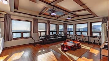 豪華套房, 1 間臥室, 海景 | 客廳 | LCD 電視、收費電影