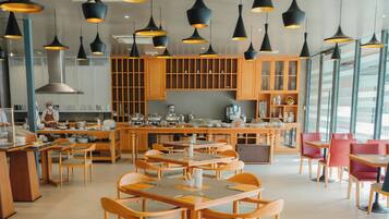 Se sirven desayunos, comidas, cenas y cocina tailandesa