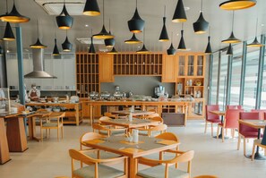 Petit déjeuner, déjeuner et dîner servis sur place, plats Cuisine thaï