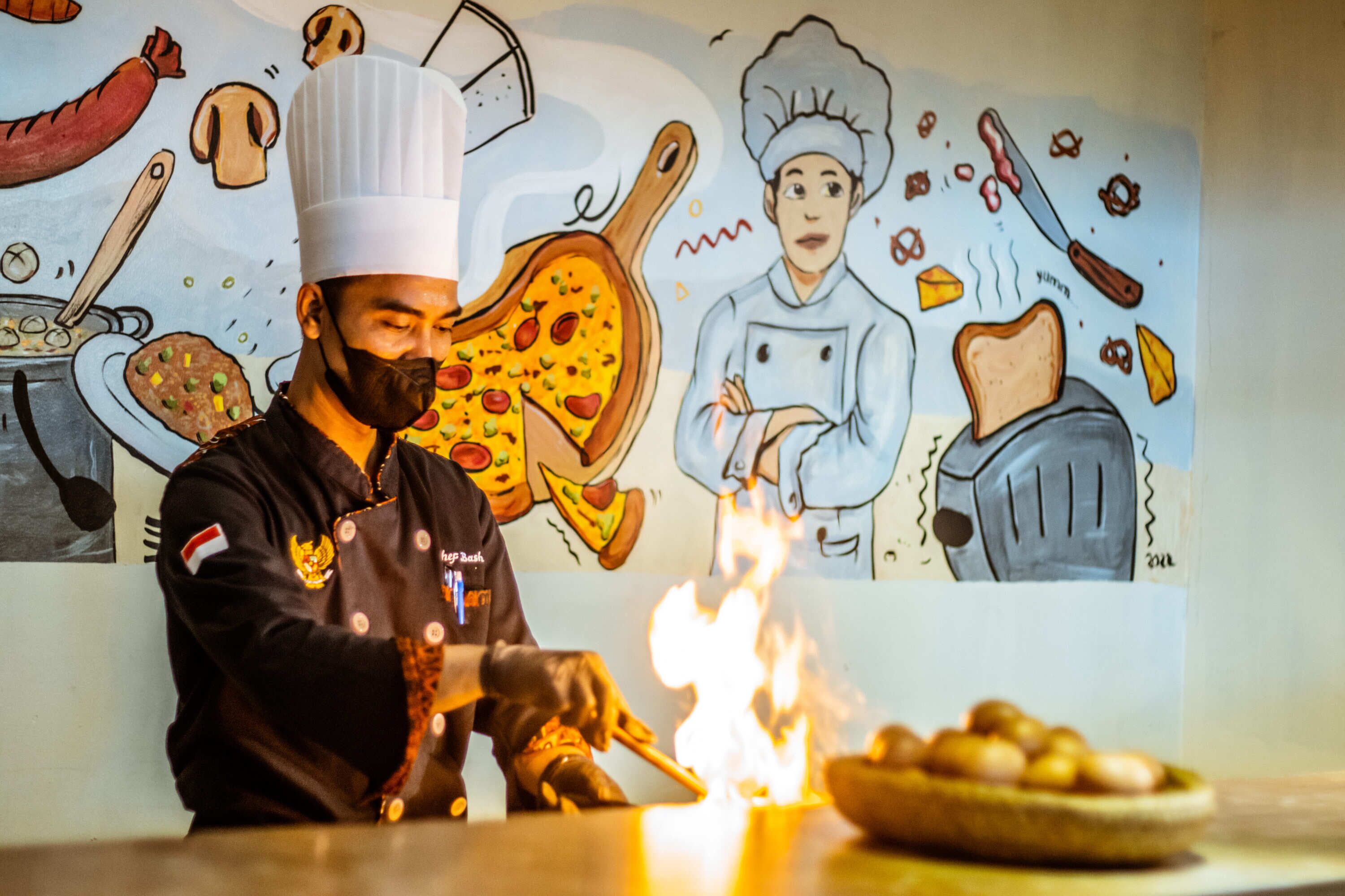 breakfast, lunch, dinner served; international cuisine