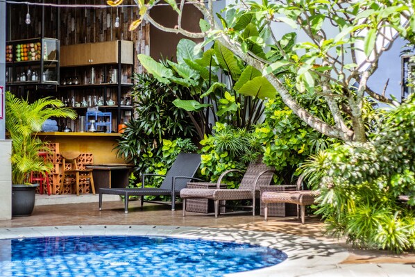 Una piscina al aire libre