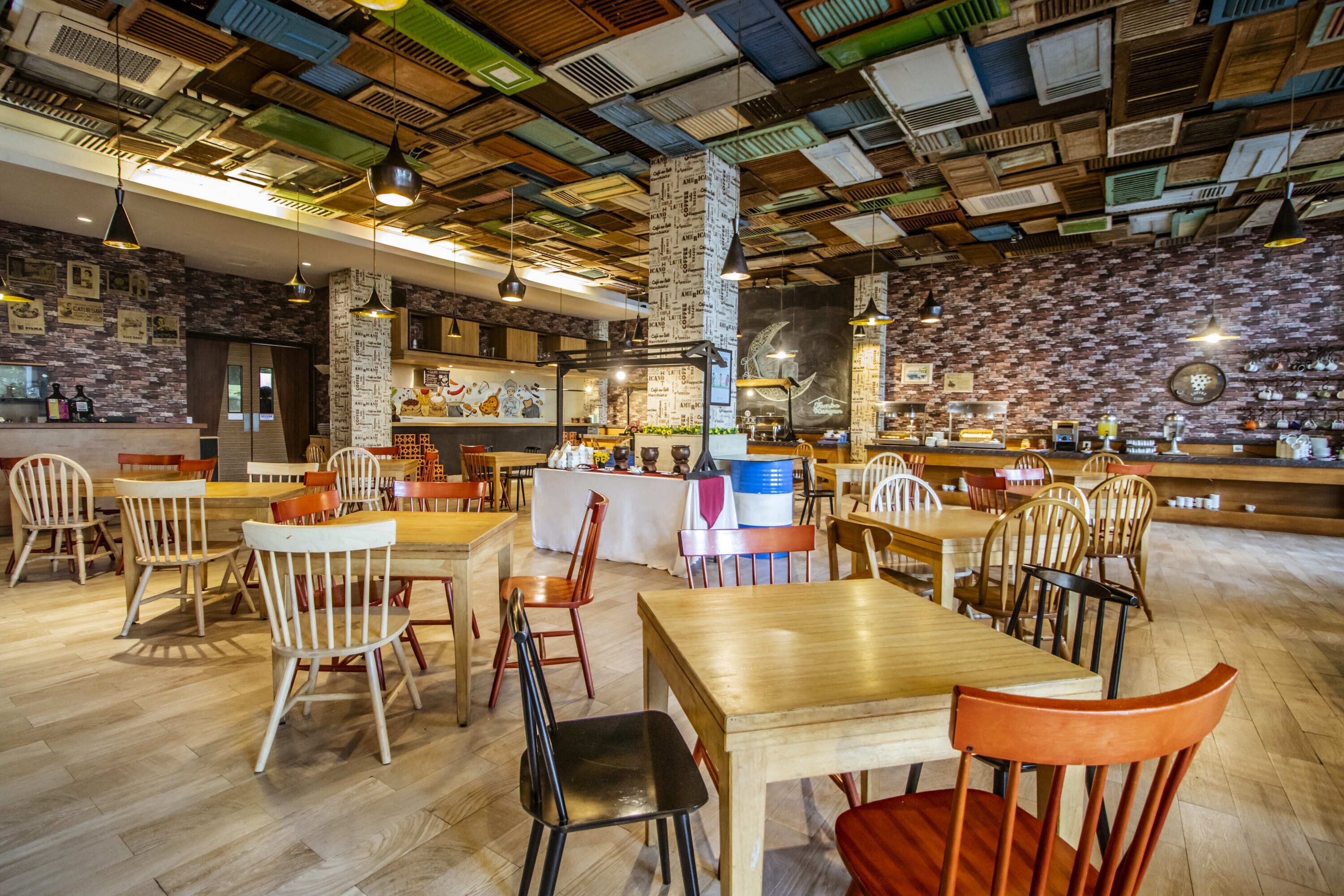 breakfast, lunch, dinner served; international cuisine