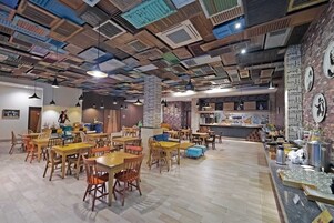 Serveert ontbijt, lunch, diner, internationale gerechten 