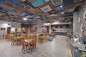 Se sirven desayunos, almuerzos y cenas; cocina internacional