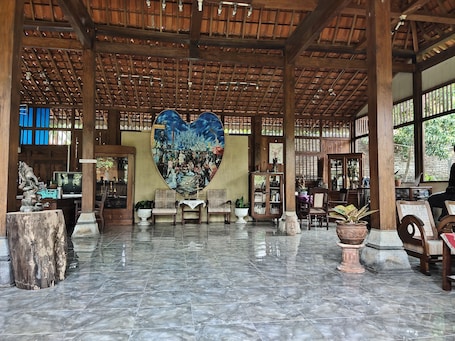 Lobby lounge