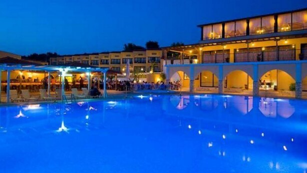 Un hôtel doté d’une piscine, d’espaces extérieurs aménagés et de plusieurs balcons.