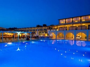 2 outdoor pools