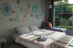 Individually decorated, individually furnished, desk, rollaway beds - Cabine De Plage (Sattahip)