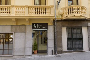 Property entrance - AMC Granada (Granada)