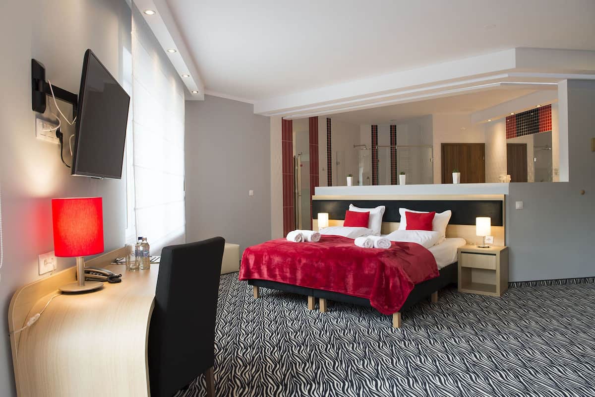 1 bedroom, premium bedding, minibar, desk
