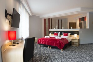 أغط ية فراش متميزة وميني بار ومكتب وستائر تعتيم